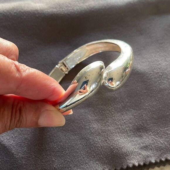 Womens Teardrop Clamper Cuff Bangle Bracelet Silvertone One Size - Picture 1 of 5